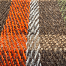 Load image into Gallery viewer, Gestur ullartrefill - handofinn úr íslenskri ull
