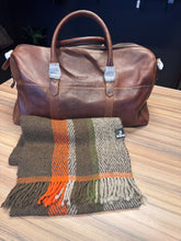 Load image into Gallery viewer, Torfi ullartrefill - handofinn úr íslenskri ull
